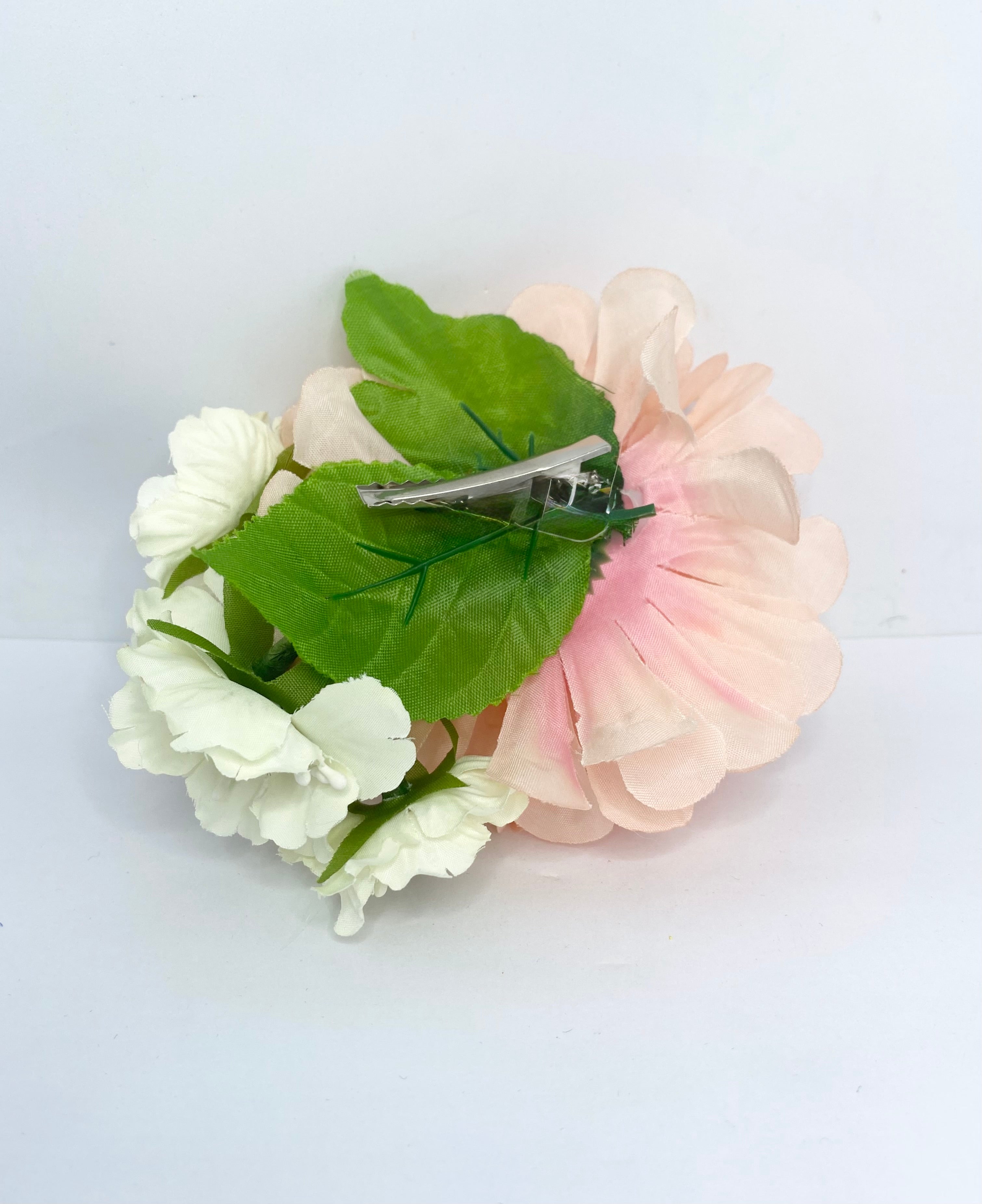 Daisies and apricot vintage style Floral hair clip . Pin-up flower 1950s style