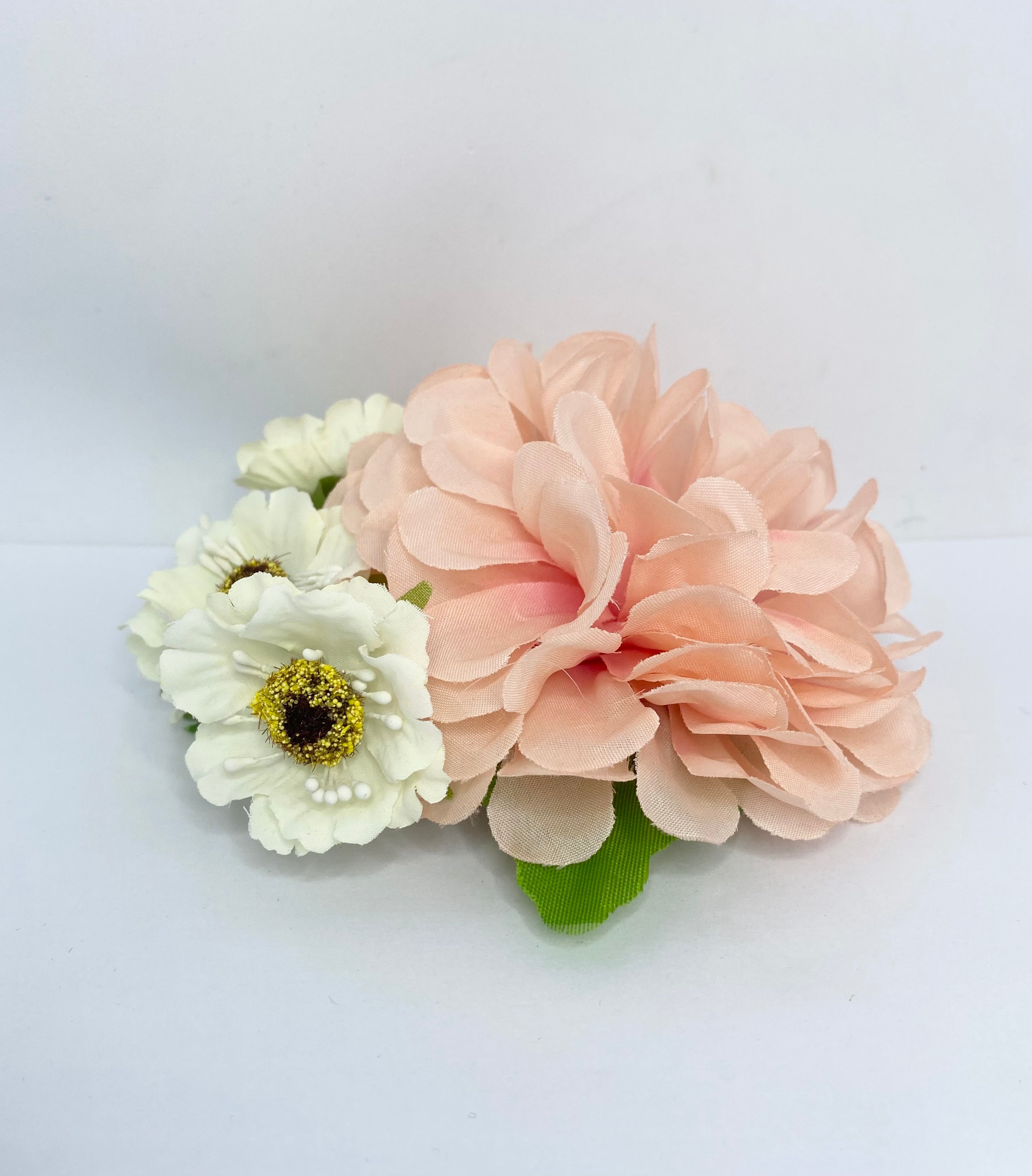 Daisies and apricot vintage style Floral hair clip . Pin-up flower 1950s style