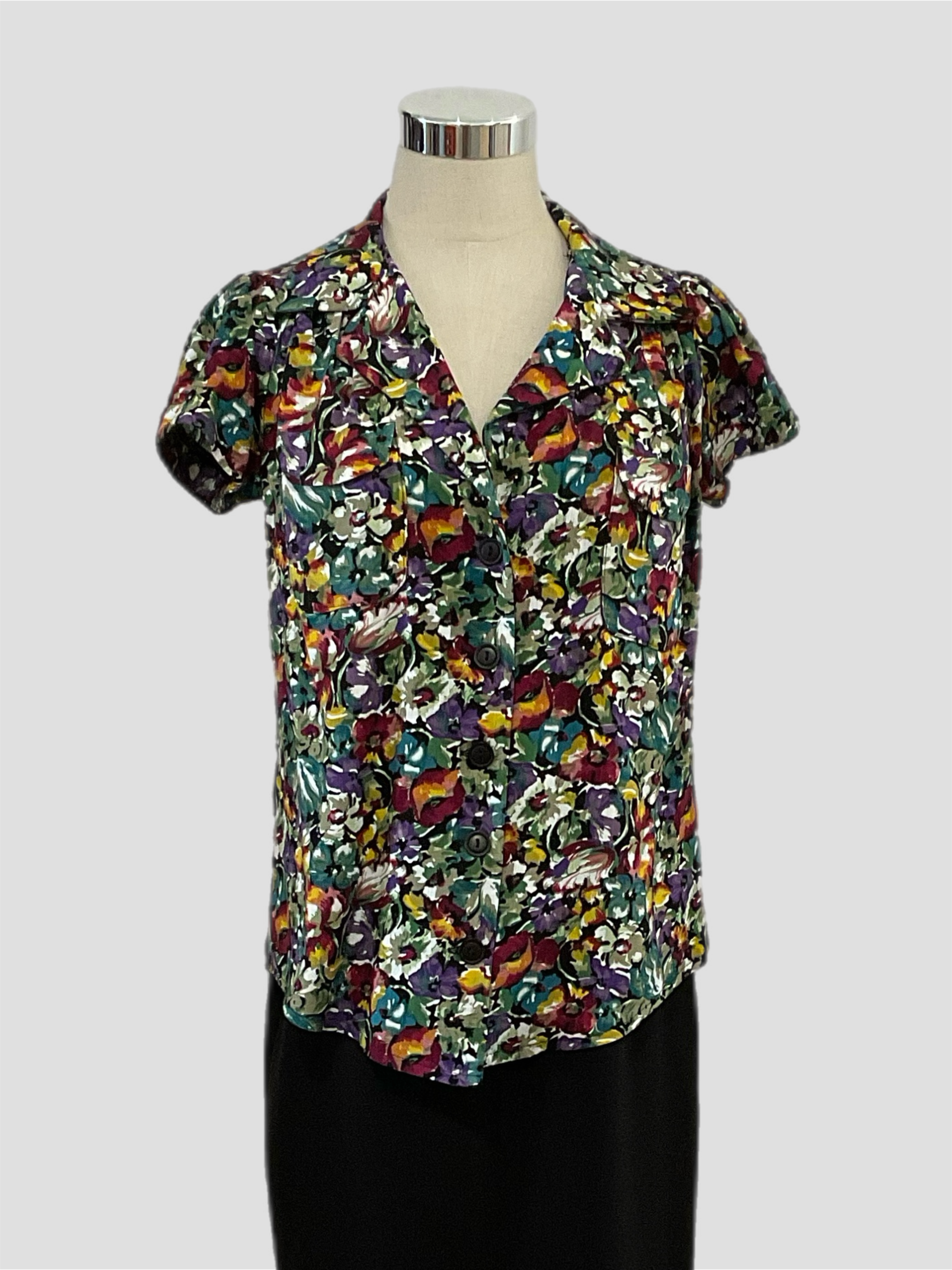 Evita Savanna 1940s  vintage style short sleeve blouse with patch pockets, featuring a multicolor  floral print, displayed on a mannequin.