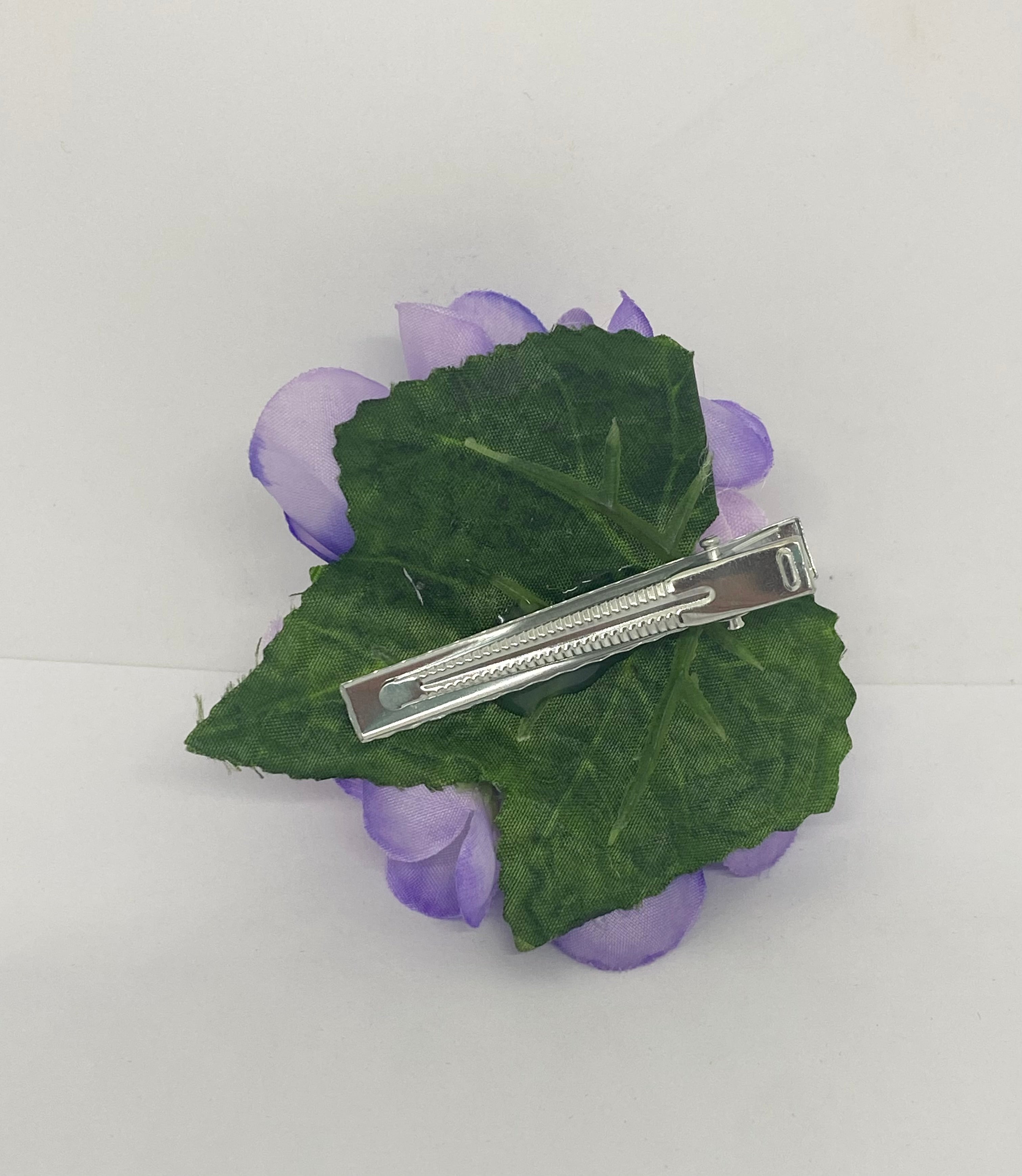 Petite lavender posy Vintage 1940s vintage style hair flower with soft mauve petals and green leaves, attached with an alligator clip.