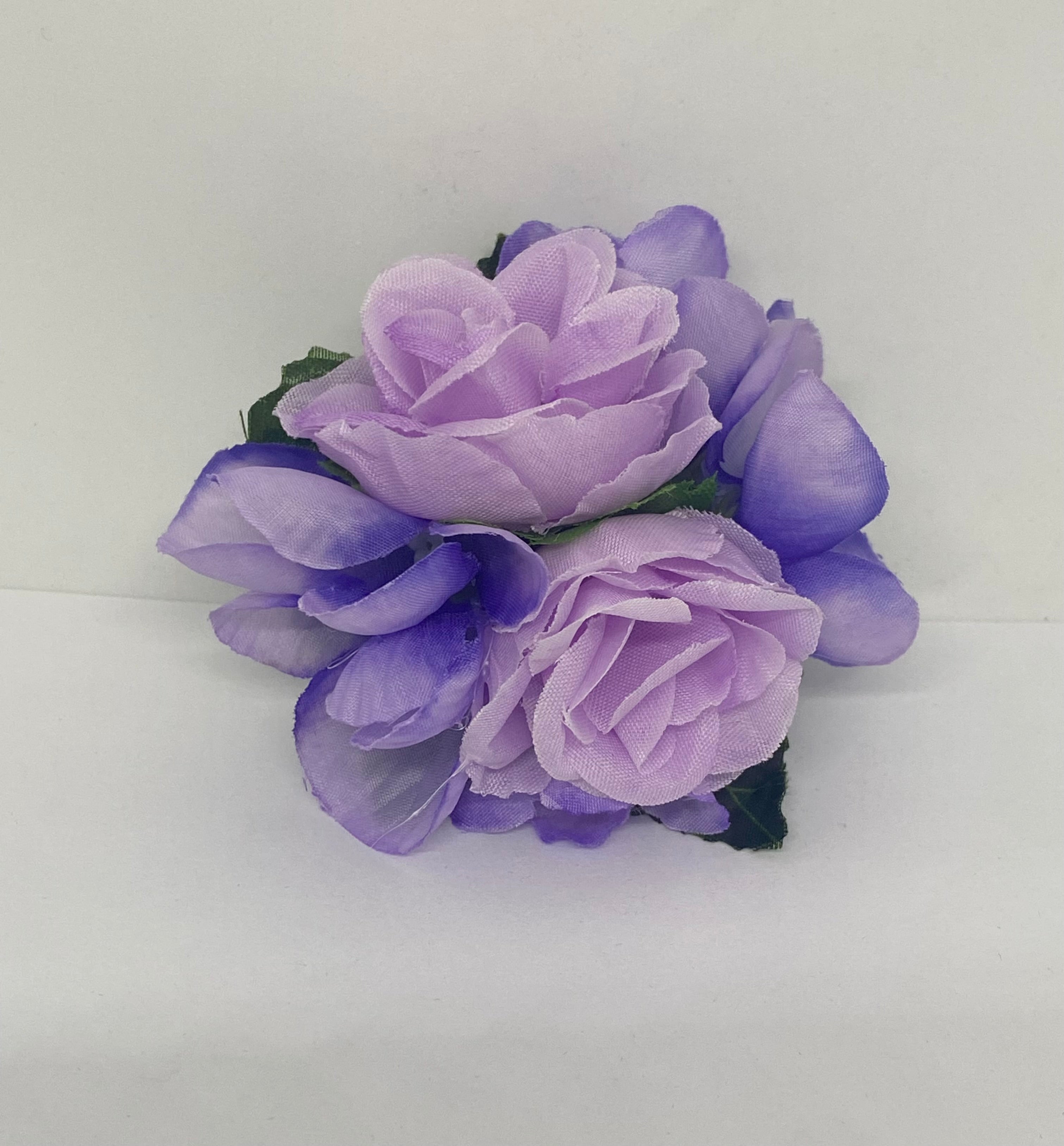 Petite lavender posy Vintage 1940s vintage style hair flower with soft mauve petals and green leaves, attached with an alligator clip.