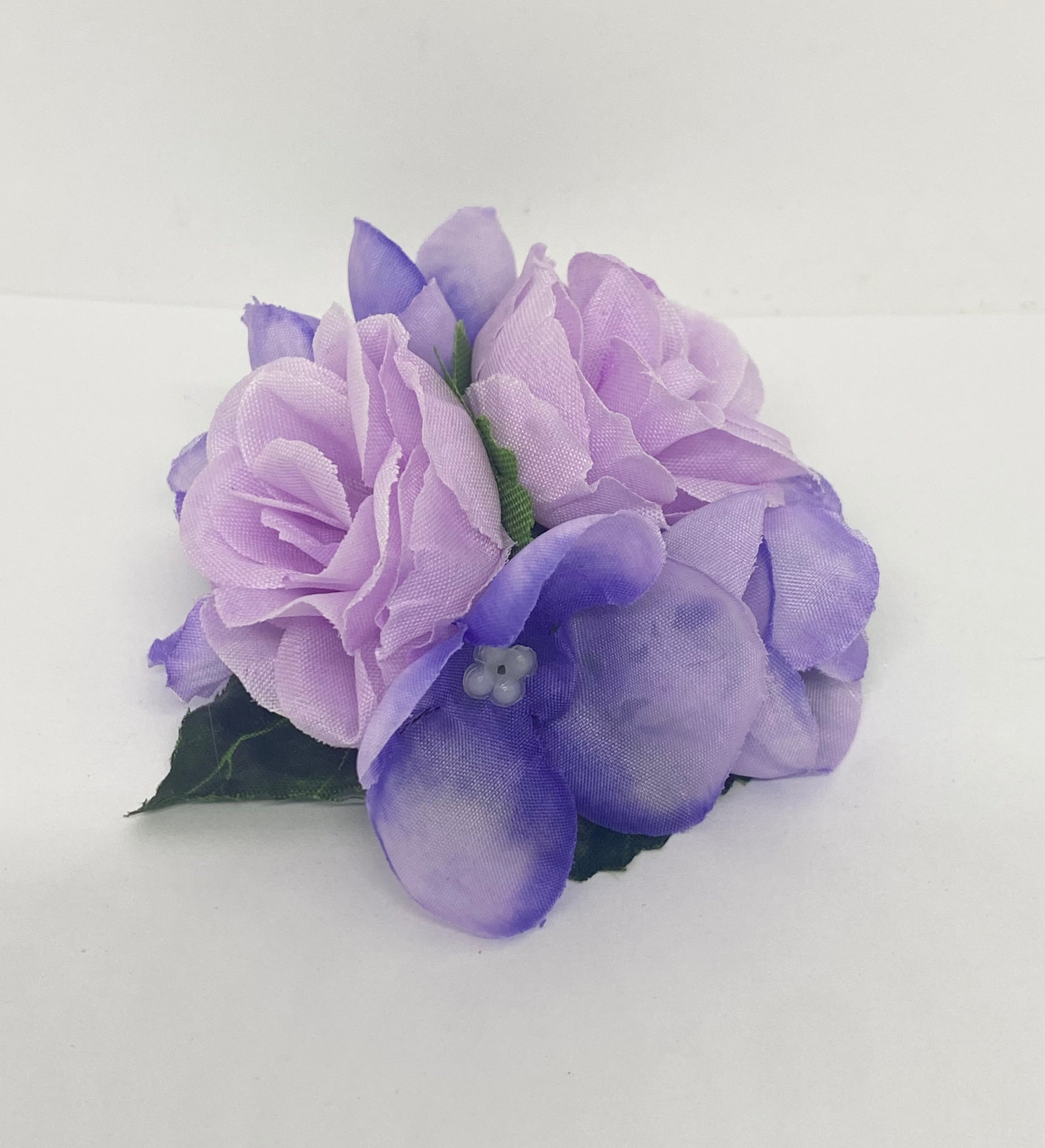 Petite lavender posy Vintage 1940s vintage style hair flower with soft mauve petals and green leaves, attached with an alligator clip.