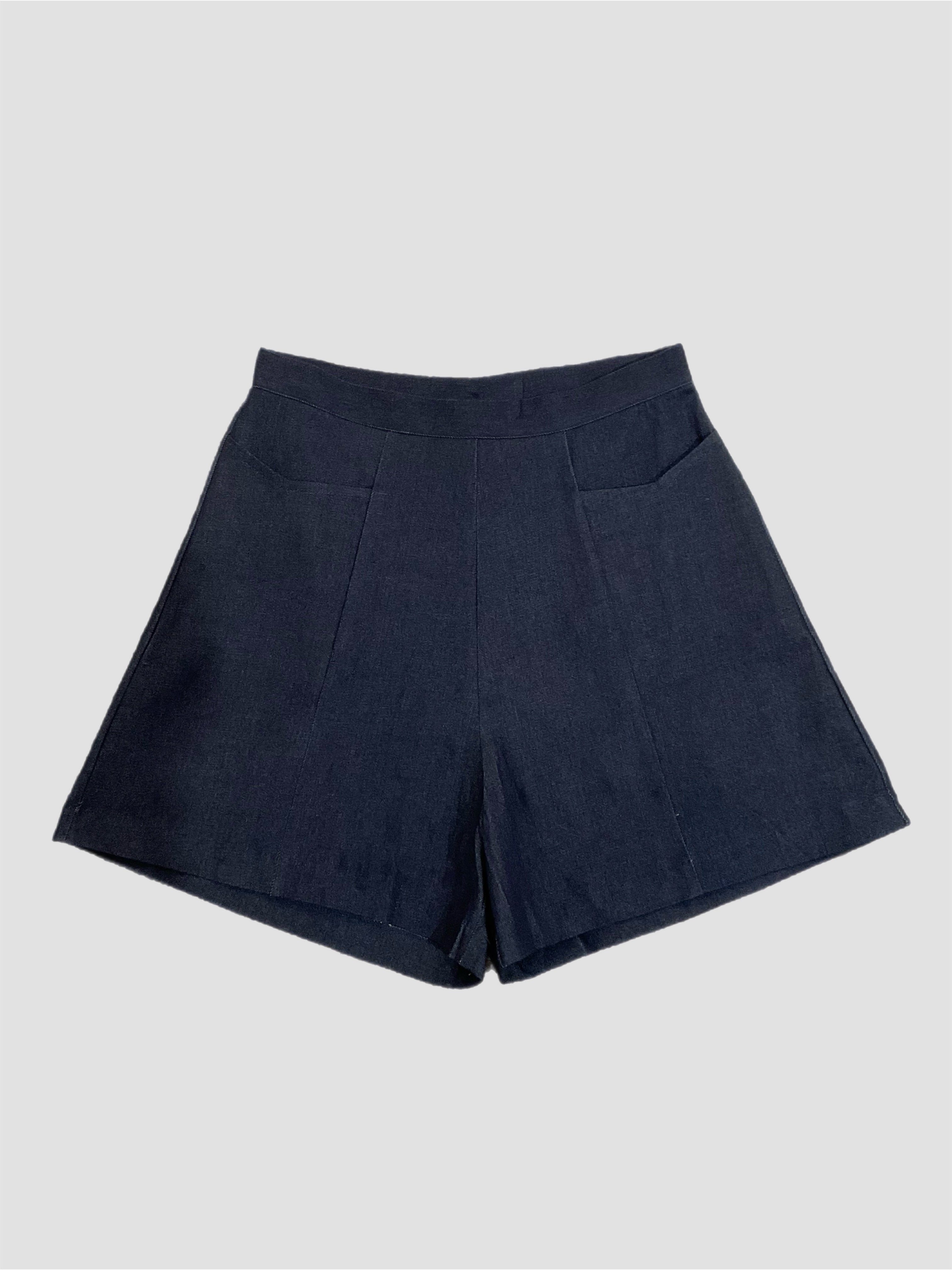 Pocket short Denim 1950s vintage style high-waisted navy denim shorts with functional pockets at the front and a back zipper opening.