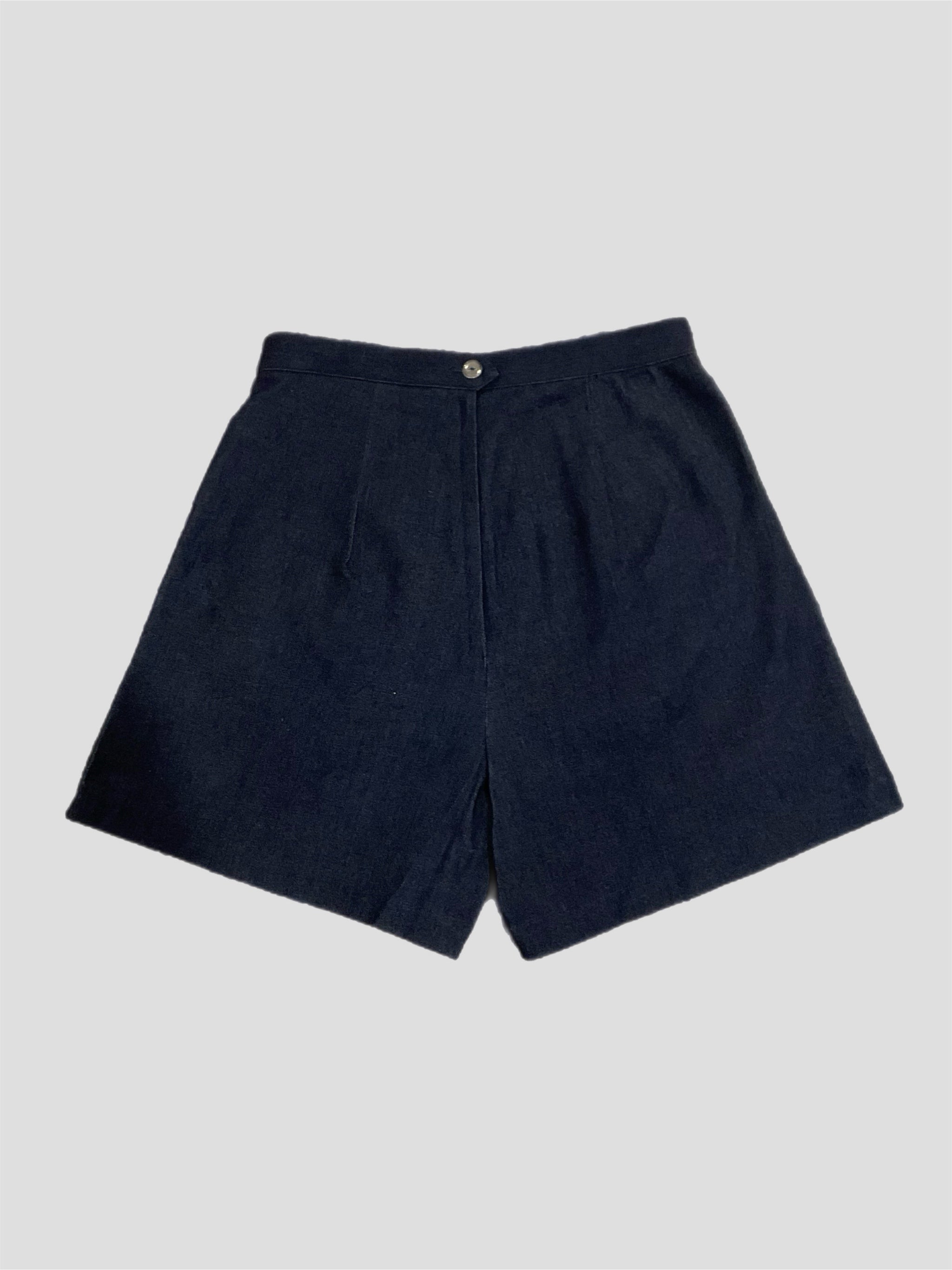 Pocket short Denim 1950s vintage style high-waisted navy denim shorts with functional pockets at the front and a back zipper opening.