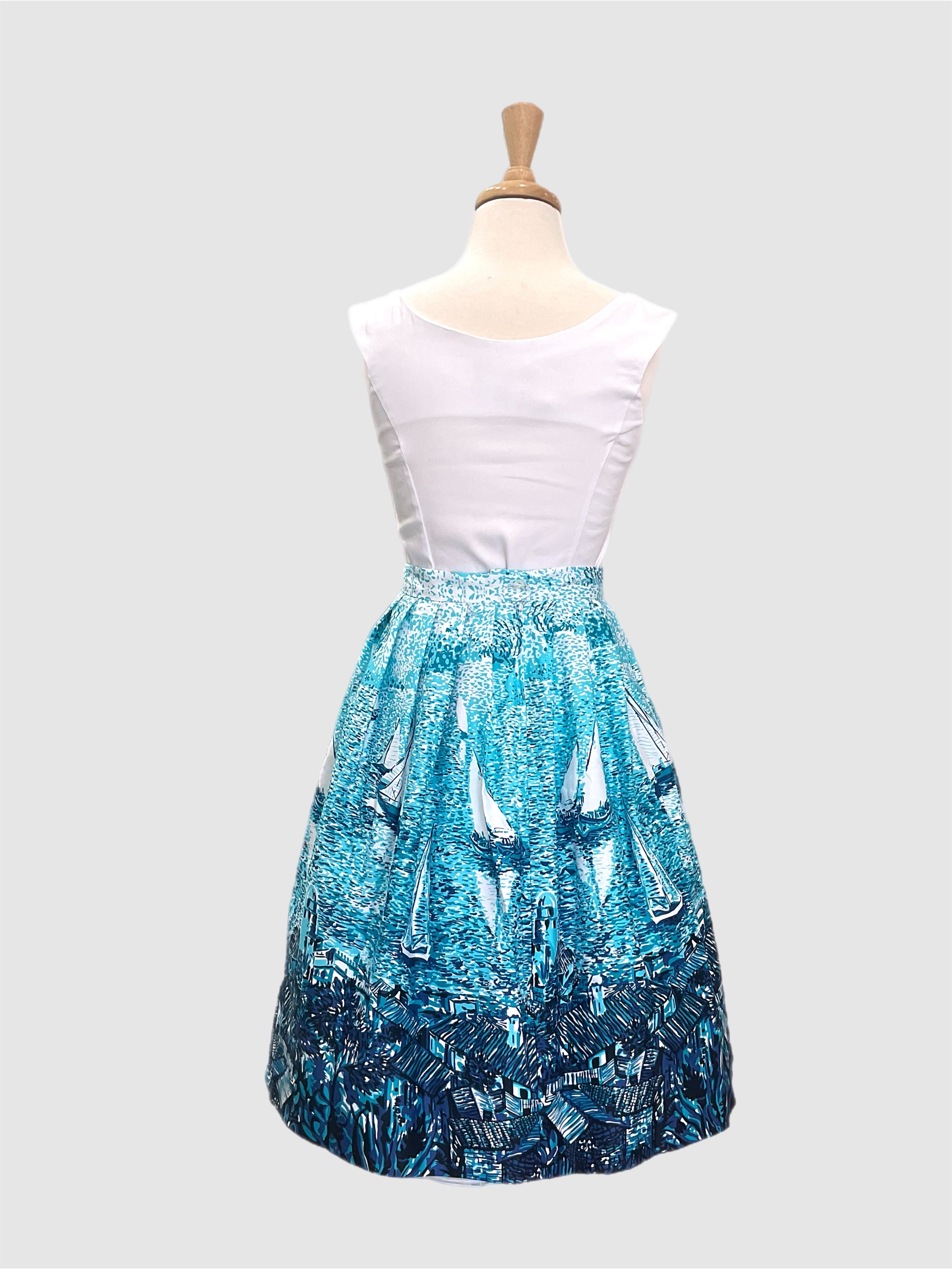 Scarlet vintage style top white, short-sleeved top with a sweetheart neckline and side zip opening, displayed against a plain background.