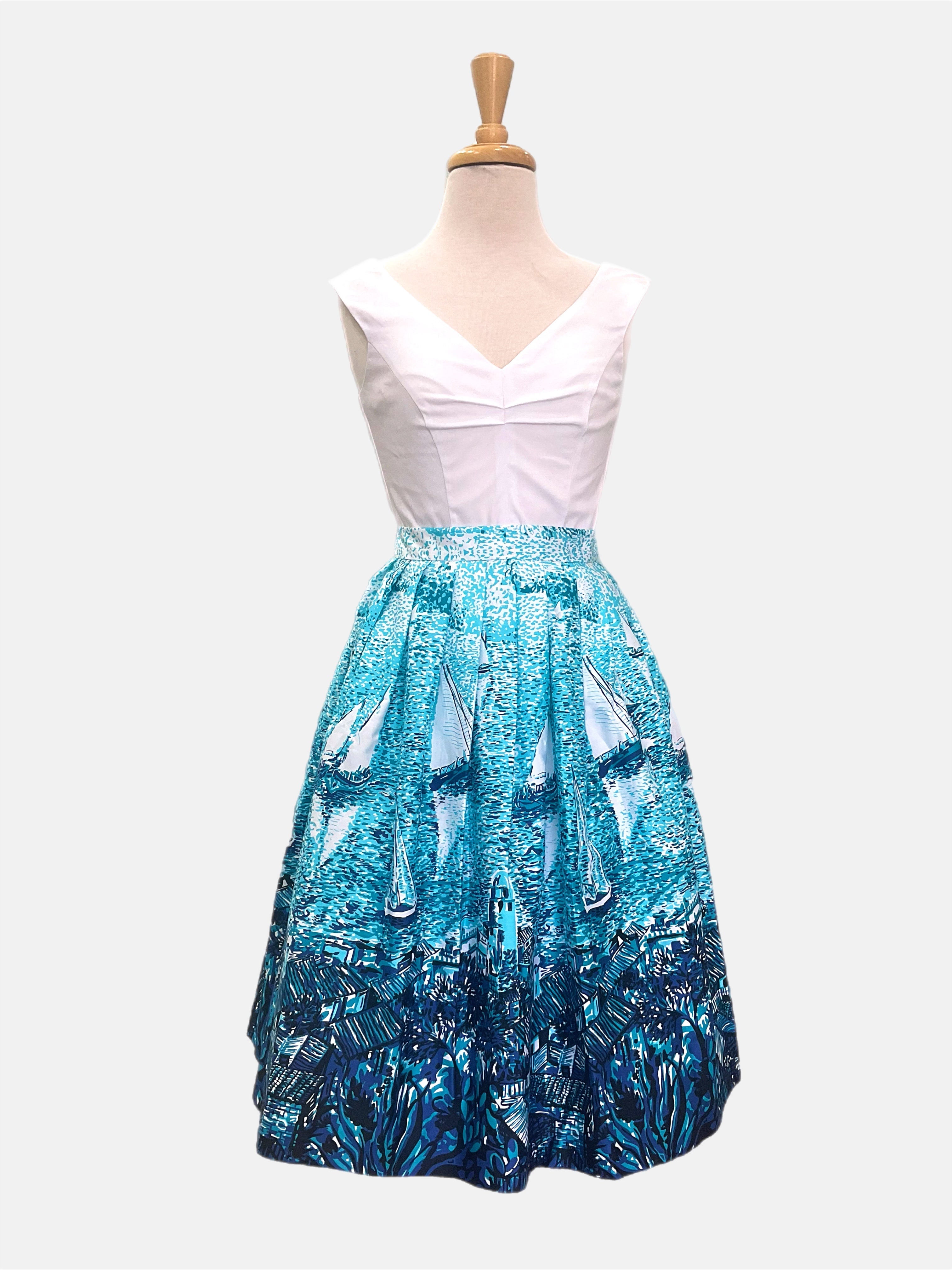 Scarlet vintage style top white, short-sleeved top with a sweetheart neckline and side zip opening, displayed against a plain background.