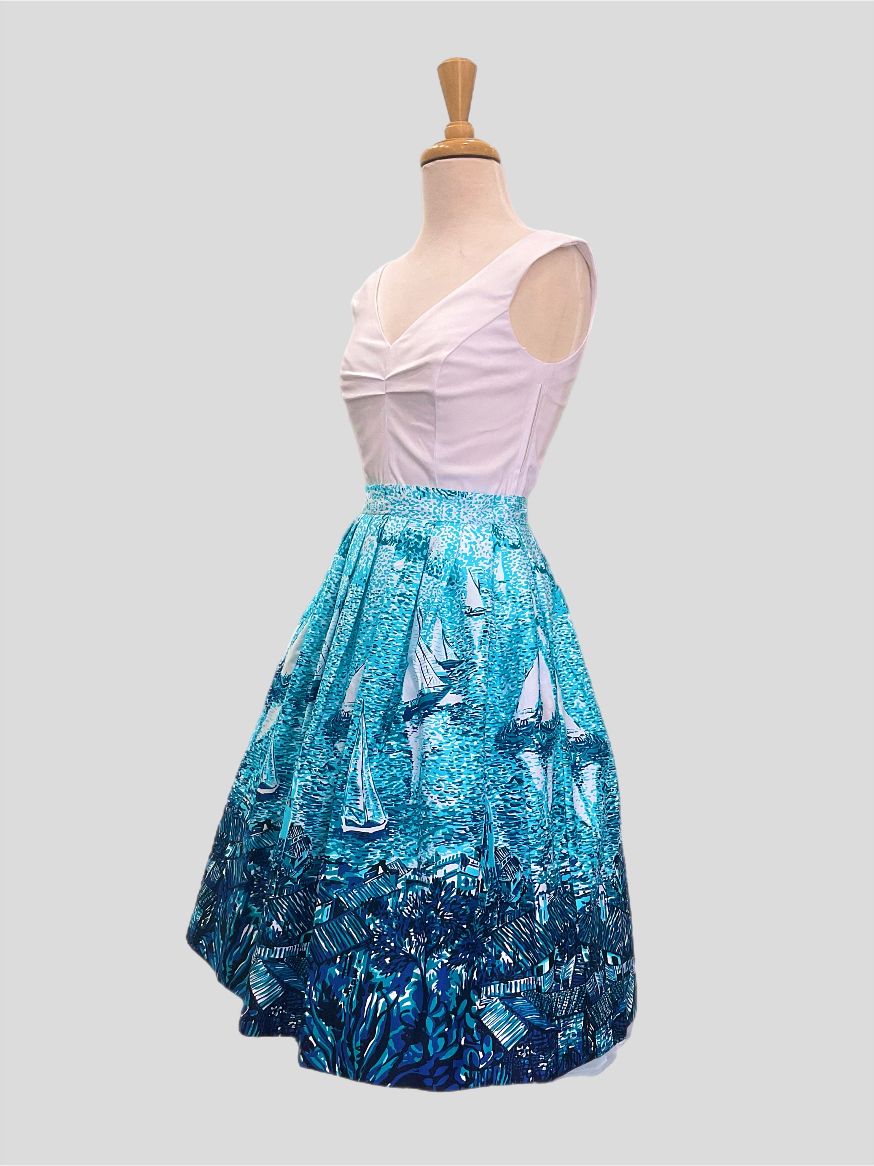 Scarlet vintage style top white, short-sleeved top with a sweetheart neckline and side zip opening, displayed against a plain background.