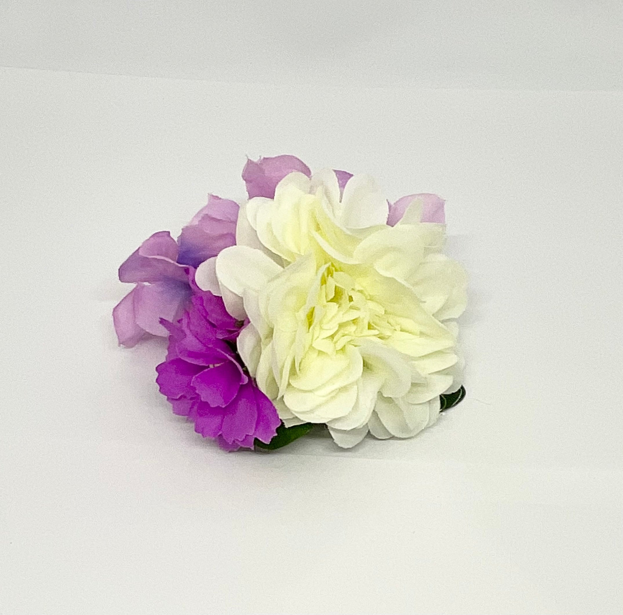 Soft mauve/cream daisy 1940s/1950s vintage style pin up hair flower clip.