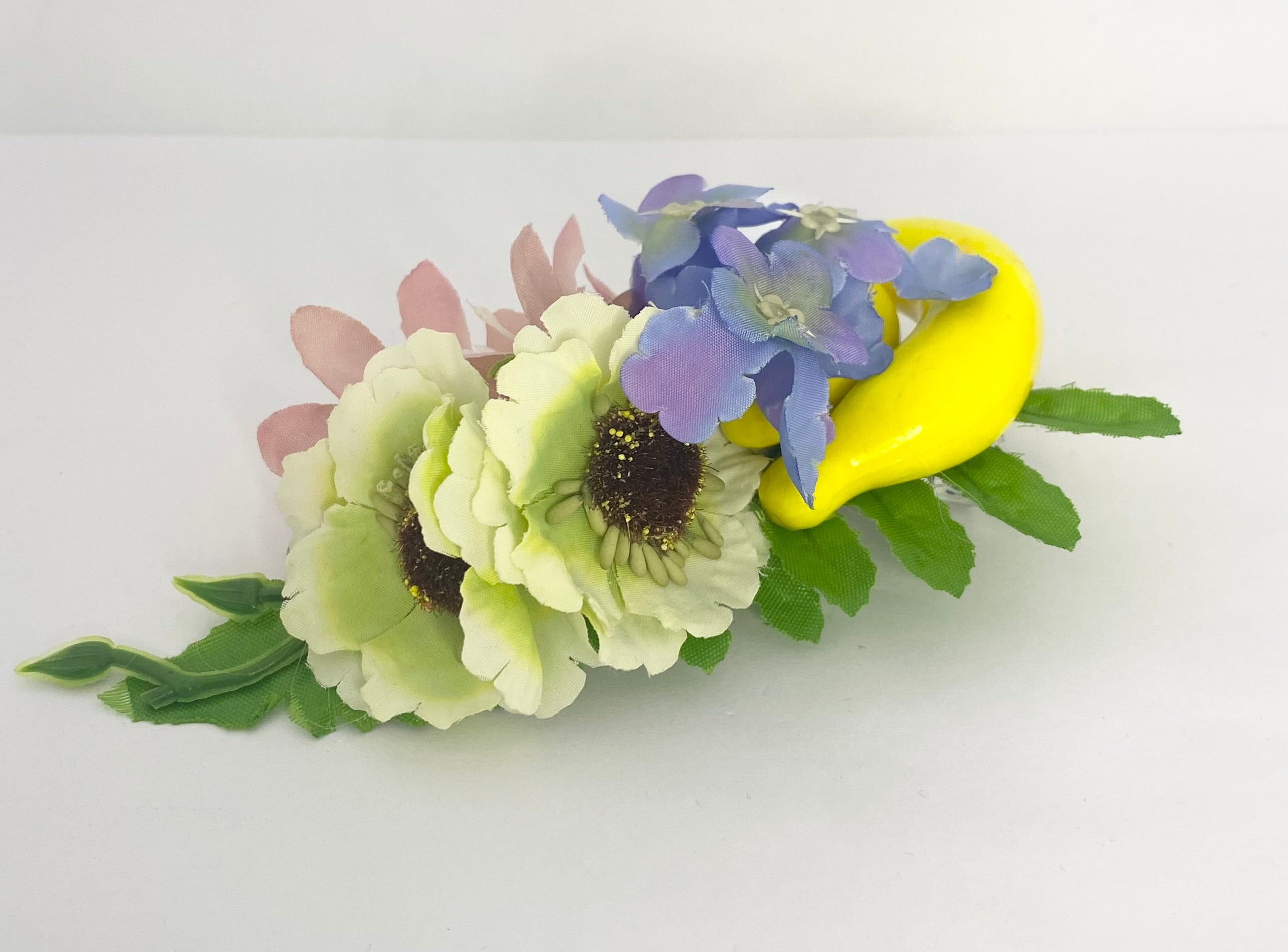 Summer Crush vintage style Decorative hair clip with flowers and bananas on a light background